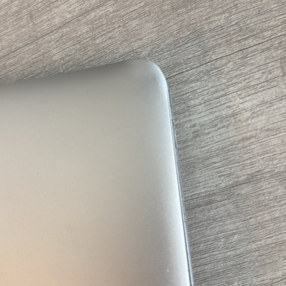 Apple MacBook in Sleek Silver Finish 13 inch - Picture 5 of 8